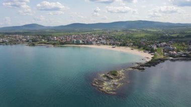 Bulgaristan 'ın Burgaz Bölgesi' ndeki Lozenets kasabası yakınlarındaki Karadeniz kıyılarının hava manzarası 