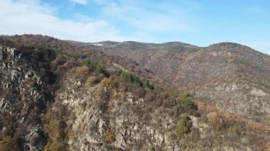 Bulgaristan 'ın Chepelarska Nehri (Chaya) etrafındaki Rodop Dağları' nın sonbahar havası manzarası