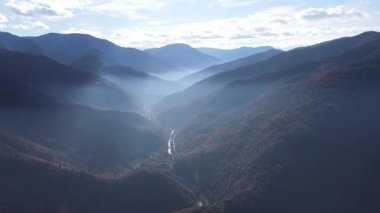 Bulgaristan 'ın Chepelarska Nehri (Chaya) etrafındaki Rodop Dağları' nın sonbahar havası manzarası