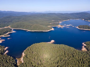 Shiroka polyana 'nın hava manzarası (geniş çayır) Reservoir, Pazardzhik Bölgesi, Bulgaristan