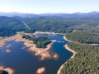 Shiroka polyana 'nın hava manzarası (geniş çayır) Reservoir, Pazardzhik Bölgesi, Bulgaristan