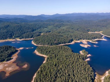 Shiroka polyana 'nın hava manzarası (geniş çayır) Reservoir, Pazardzhik Bölgesi, Bulgaristan