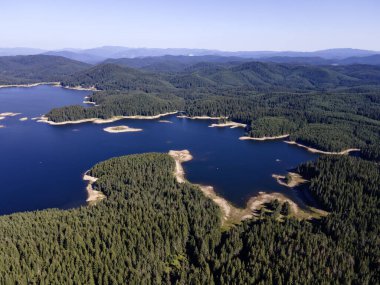 Shiroka polyana 'nın hava manzarası (geniş çayır) Reservoir, Pazardzhik Bölgesi, Bulgaristan