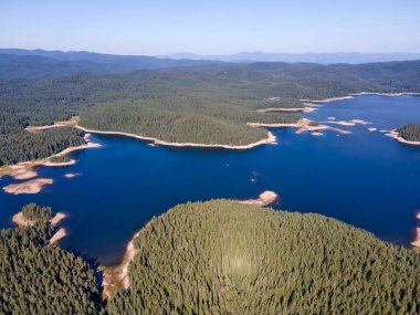 Shiroka polyana 'nın hava manzarası (geniş çayır) Reservoir, Pazardzhik Bölgesi, Bulgaristan