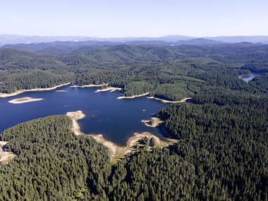 Shiroka polyana 'nın hava manzarası (geniş çayır) Reservoir, Pazardzhik Bölgesi, Bulgaristan