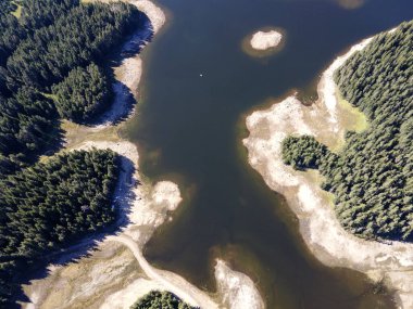 Shiroka polyana 'nın hava manzarası (geniş çayır) Reservoir, Pazardzhik Bölgesi, Bulgaristan