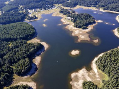 Shiroka polyana 'nın hava manzarası (geniş çayır) Reservoir, Pazardzhik Bölgesi, Bulgaristan