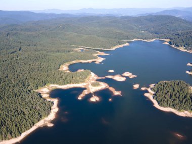 Shiroka polyana 'nın hava manzarası (geniş çayır) Reservoir, Pazardzhik Bölgesi, Bulgaristan