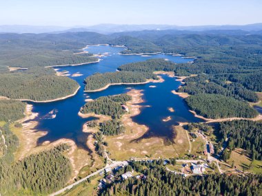 Shiroka polyana 'nın hava manzarası (geniş çayır) Reservoir, Pazardzhik Bölgesi, Bulgaristan