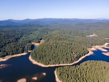 Shiroka polyana 'nın hava manzarası (geniş çayır) Reservoir, Pazardzhik Bölgesi, Bulgaristan