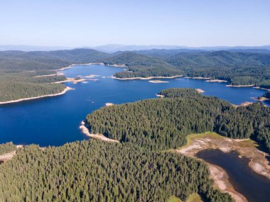 Shiroka polyana 'nın hava manzarası (geniş çayır) Reservoir, Pazardzhik Bölgesi, Bulgaristan