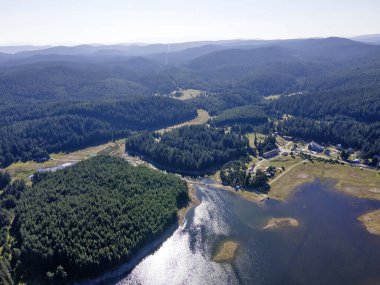 Shiroka polyana 'nın hava manzarası (geniş çayır) Reservoir, Pazardzhik Bölgesi, Bulgaristan