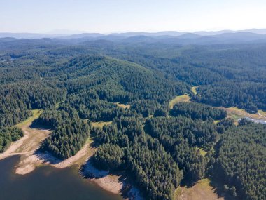 Shiroka polyana 'nın hava manzarası (geniş çayır) Reservoir, Pazardzhik Bölgesi, Bulgaristan
