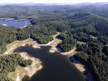 Shiroka polyana 'nın hava manzarası (geniş çayır) Reservoir, Pazardzhik Bölgesi, Bulgaristan