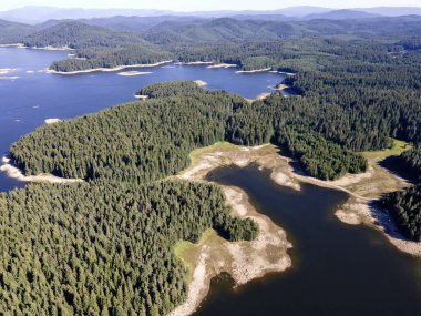 Shiroka polyana 'nın hava manzarası (geniş çayır) Reservoir, Pazardzhik Bölgesi, Bulgaristan