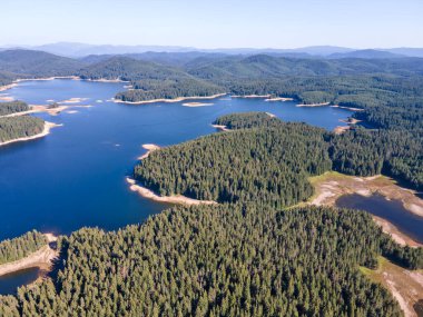 Shiroka polyana 'nın hava manzarası (geniş çayır) Reservoir, Pazardzhik Bölgesi, Bulgaristan