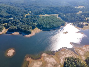 Shiroka polyana 'nın hava manzarası (geniş çayır) Reservoir, Pazardzhik Bölgesi, Bulgaristan