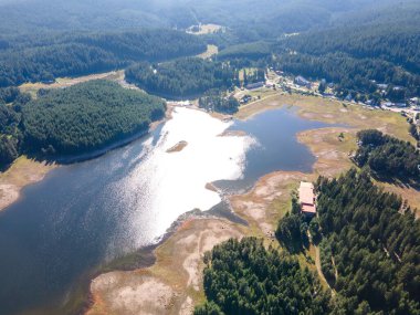 Shiroka polyana 'nın hava manzarası (geniş çayır) Reservoir, Pazardzhik Bölgesi, Bulgaristan