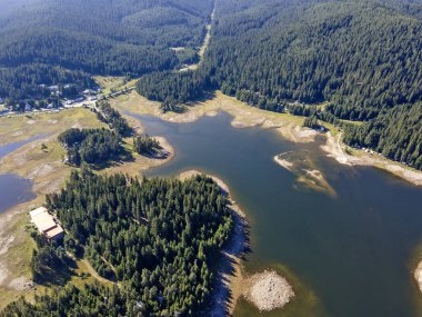 Shiroka polyana 'nın hava manzarası (geniş çayır) Reservoir, Pazardzhik Bölgesi, Bulgaristan
