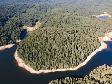 Shiroka polyana 'nın hava manzarası (geniş çayır) Reservoir, Pazardzhik Bölgesi, Bulgaristan