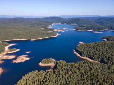 Shiroka polyana 'nın hava manzarası (geniş çayır) Reservoir, Pazardzhik Bölgesi, Bulgaristan