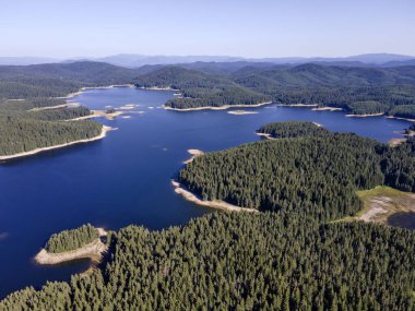 Shiroka polyana 'nın hava manzarası (geniş çayır) Reservoir, Pazardzhik Bölgesi, Bulgaristan