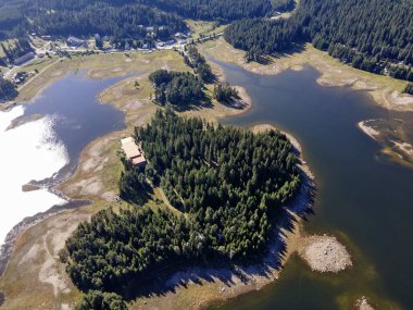 Shiroka polyana 'nın hava manzarası (geniş çayır) Reservoir, Pazardzhik Bölgesi, Bulgaristan