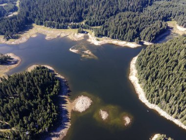 Shiroka polyana 'nın hava manzarası (geniş çayır) Reservoir, Pazardzhik Bölgesi, Bulgaristan