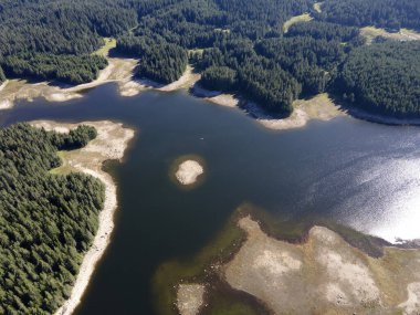 Shiroka polyana 'nın hava manzarası (geniş çayır) Reservoir, Pazardzhik Bölgesi, Bulgaristan