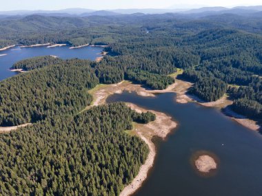 Shiroka polyana 'nın hava manzarası (geniş çayır) Reservoir, Pazardzhik Bölgesi, Bulgaristan