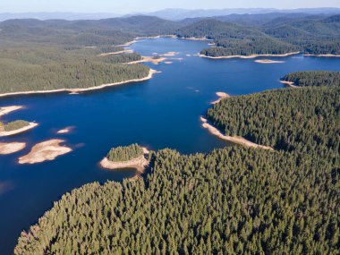 Shiroka polyana 'nın hava manzarası (geniş çayır) Reservoir, Pazardzhik Bölgesi, Bulgaristan