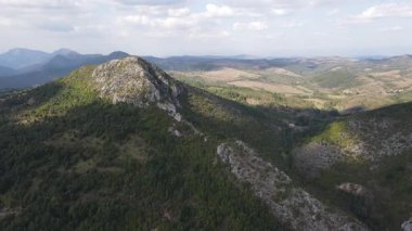 Bulgaristan 'ın Pernik Bölgesi Dragovski kamak Tepesi yakınlarındaki Greben Dağı' nın şaşırtıcı sonbahar manzarası