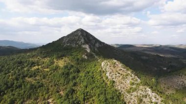 Bulgaristan 'ın Pernik Bölgesi Dragovski kamak Tepesi yakınlarındaki Greben Dağı' nın şaşırtıcı sonbahar manzarası