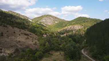 Bulgaristan 'ın Pernik Bölgesi Dragovski kamak Tepesi yakınlarındaki Greben Dağı' nın şaşırtıcı sonbahar manzarası