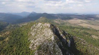 Bulgaristan 'ın Pernik Bölgesi Dragovski kamak Tepesi yakınlarındaki Greben Dağı' nın şaşırtıcı sonbahar manzarası