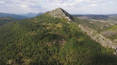 Bulgaristan 'ın Pernik Bölgesi Dragovski kamak Tepesi yakınlarındaki Greben Dağı' nın şaşırtıcı sonbahar manzarası