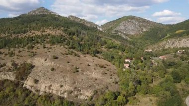 Bulgaristan 'ın Pernik Bölgesi Dragovski kamak Tepesi yakınlarındaki Greben Dağı' nın şaşırtıcı sonbahar manzarası