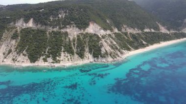 Lefkada 'nın Pefkoulia plajı yakınlarındaki inanılmaz hava manzarası, İyon Adaları, Yunanistan