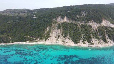 Lefkada 'nın Pefkoulia plajı yakınlarındaki inanılmaz hava manzarası, İyon Adaları, Yunanistan