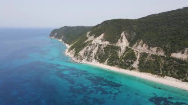 Lefkada 'nın Pefkoulia plajı yakınlarındaki inanılmaz hava manzarası, İyon Adaları, Yunanistan