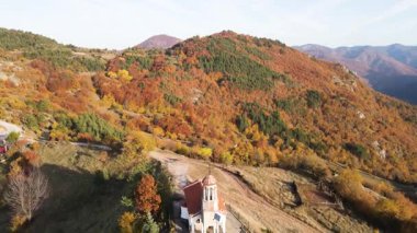 Bulgaristan 'ın Filibe Bölgesi Borovo kasabası yakınlarındaki Rodop dağının şaşırtıcı sonbahar manzarası