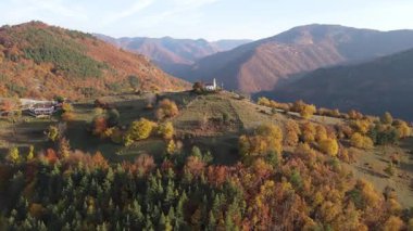 Bulgaristan 'ın Filibe Bölgesi Borovo kasabası yakınlarındaki Rodop dağının şaşırtıcı sonbahar manzarası