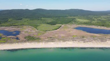 Bulgaristan 'ın Burgaz Bölgesi' nin Dyuni tatil beldesi yakınlarındaki The Driver Beach 'in hava manzarası 