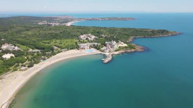 Bulgaristan 'ın Burgaz Bölgesi' nin Dyuni tatil beldesi yakınlarındaki The Driver Beach 'in hava manzarası 