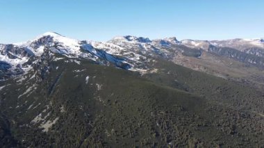 Bulgaristan 'ın Mechit ve Popova Kapa zirveleri yakınlarındaki Rila Dağı' nın şaşırtıcı sonbahar manzarası