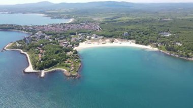 Bulgaristan 'ın Burgaz Bölgesi' ndeki Atliman Sahili ve Kiten yakınlarındaki Karadeniz Sahil manzarası 