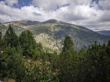 Bulgaristan 'ın Granchar Gölü yakınlarındaki Rila Dağı' nın İnanılmaz Yaz Manzarası