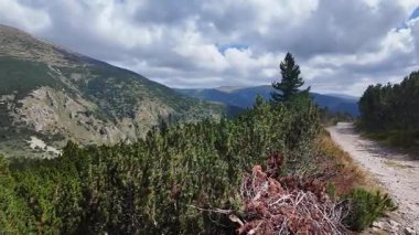 Bulgaristan 'ın Granchar Gölü yakınlarındaki Rila Dağı' nın İnanılmaz Yaz Manzarası