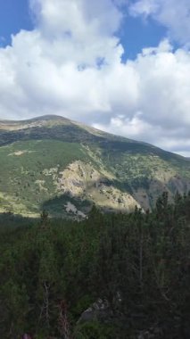 Bulgaristan 'ın Granchar Gölü yakınlarındaki Rila Dağı' nın İnanılmaz Yaz Manzarası