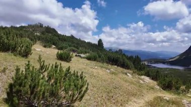 Bulgaristan 'ın Granchar Gölü yakınlarındaki Rila Dağı' nın İnanılmaz Yaz Manzarası